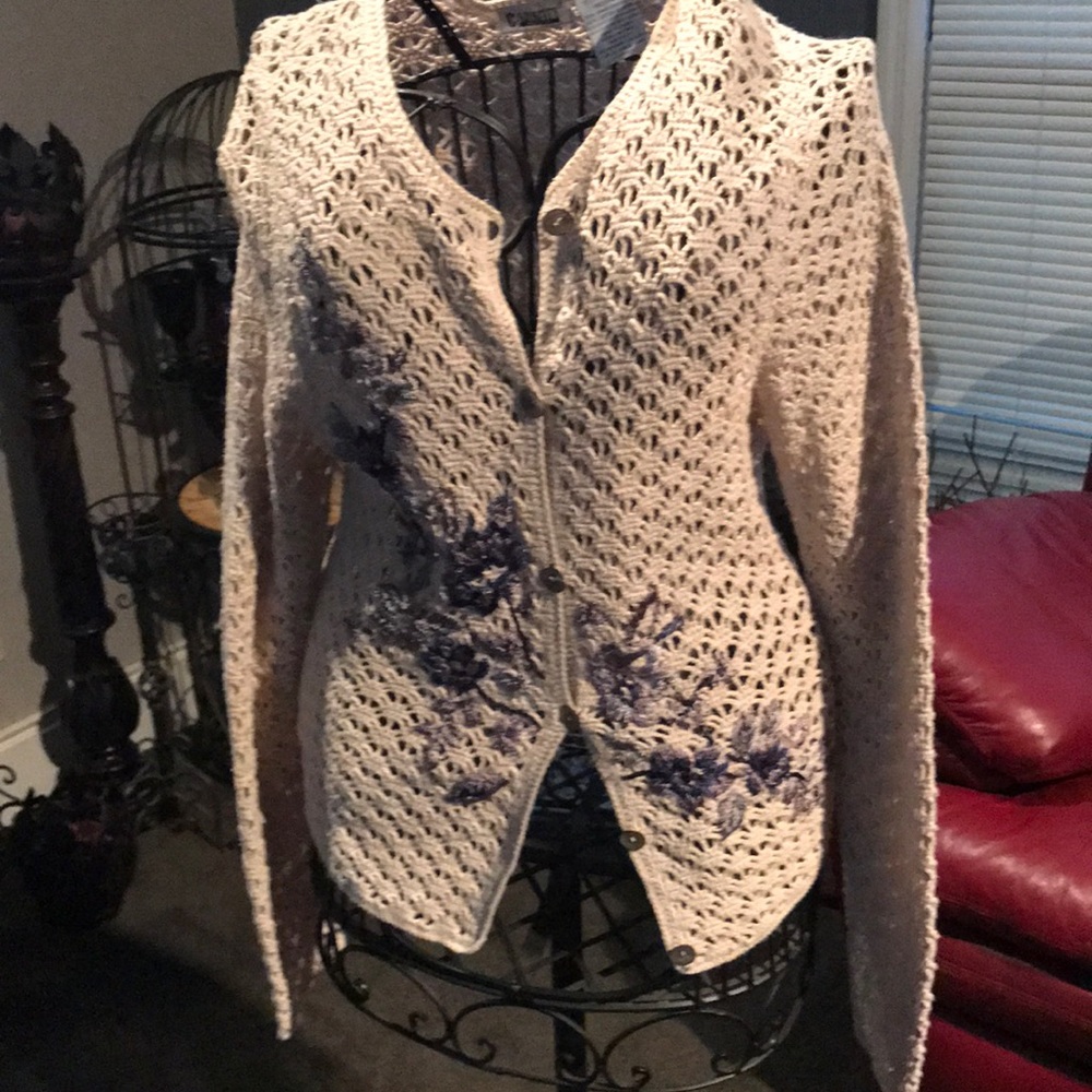 Capacity petite medium sweater women’s medium